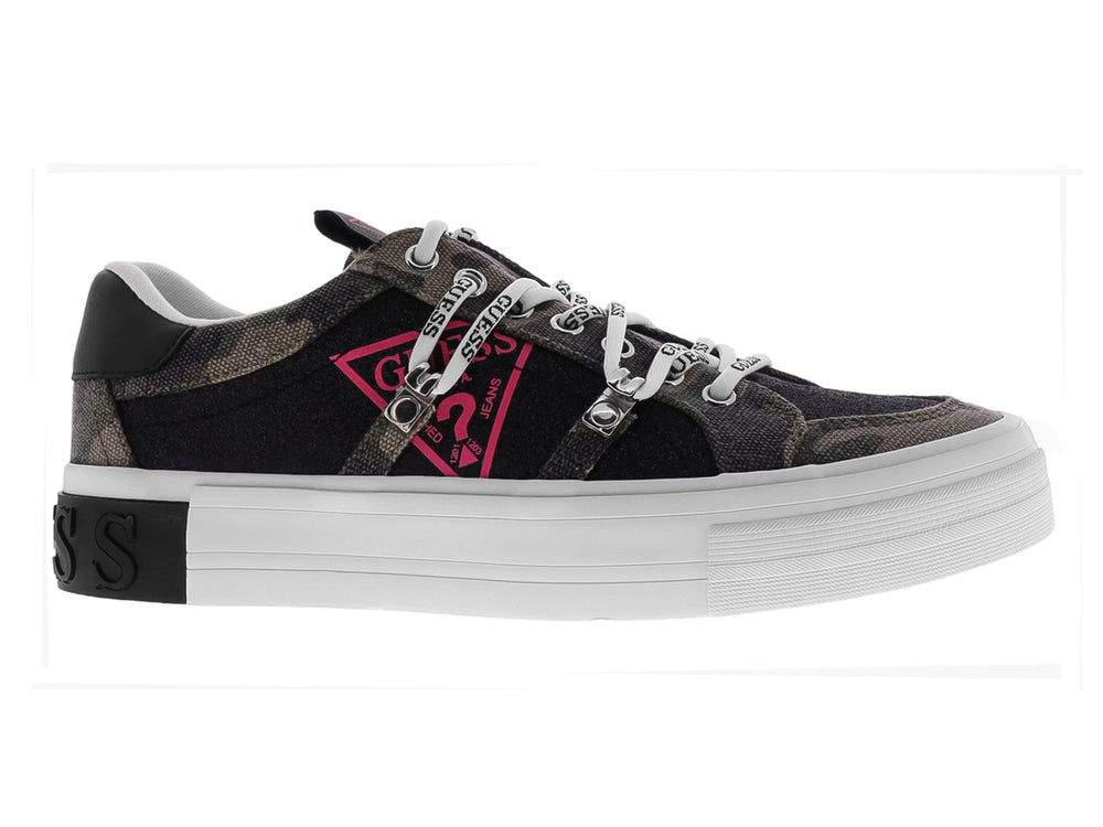 Tenis Guess color negro con suela blanca de plataforma y detalles en rosa.