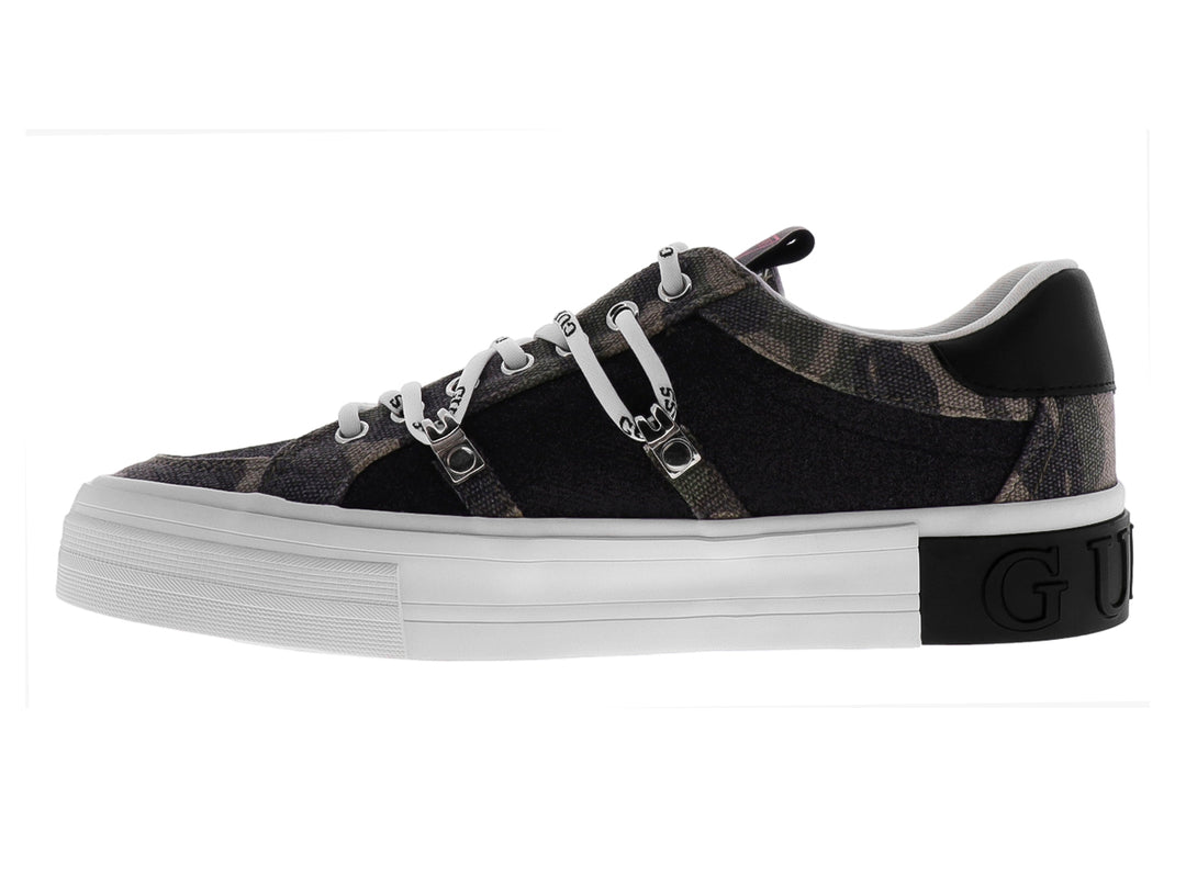 Tenis Guess color negro con suela blanca de plataforma y detalles en rosa.