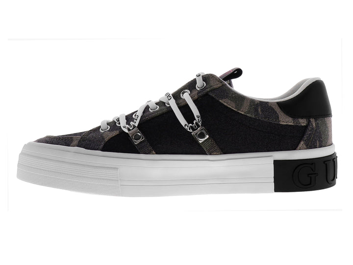 Tenis Guess color negro con suela blanca de plataforma y detalles en rosa.