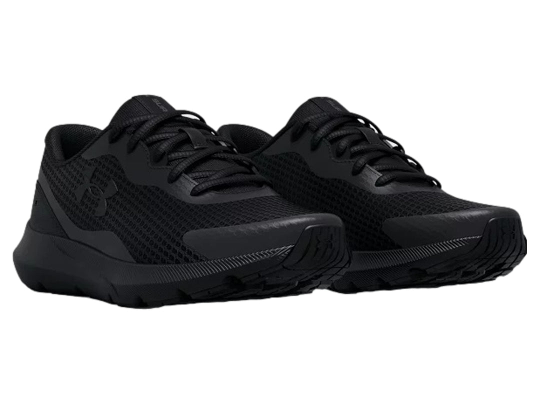 Tenis deportivos Under Armour color negro con malla transpirable y suela sintética.