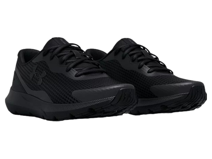 Tenis deportivos Under Armour color negro con malla transpirable y suela sintética.