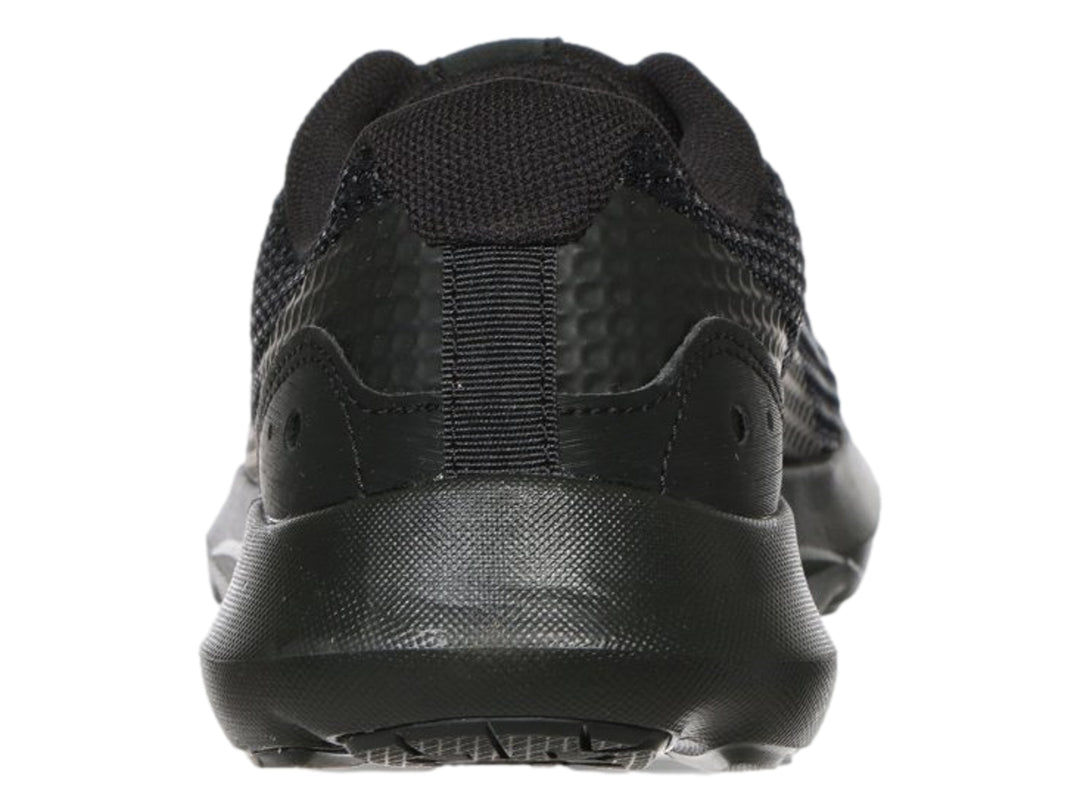 Tenis deportivos Under Armour color negro con malla transpirable y suela sintética.