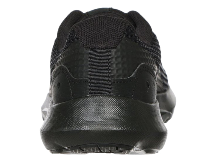 Tenis deportivos Under Armour color negro con malla transpirable y suela sintética.