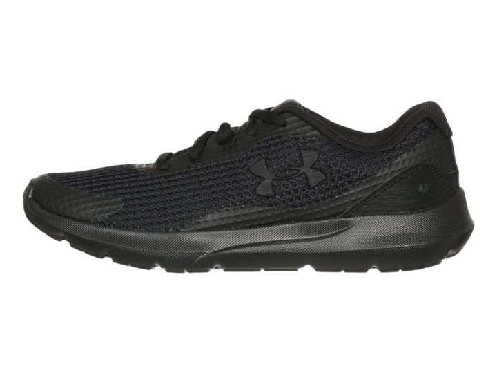 Tenis deportivos Under Armour color negro con malla transpirable y suela sintética.