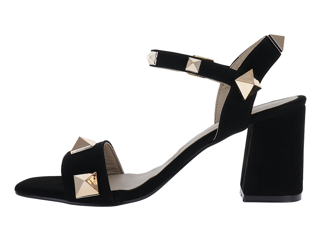 Sandalia de tacón cuadrado color negro con tachuelas doradas y correa al tobillo.