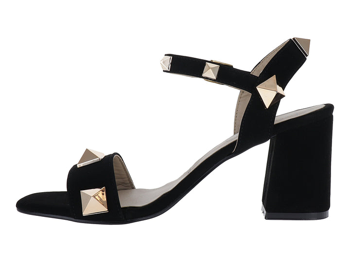 Sandalia de tacón cuadrado color negro con tachuelas doradas y correa al tobillo.