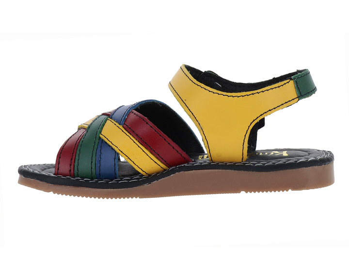 Sandalia infantil multicolor con tiras cruzadas en azul, verde, rojo y amarillo y correa con hebilla.