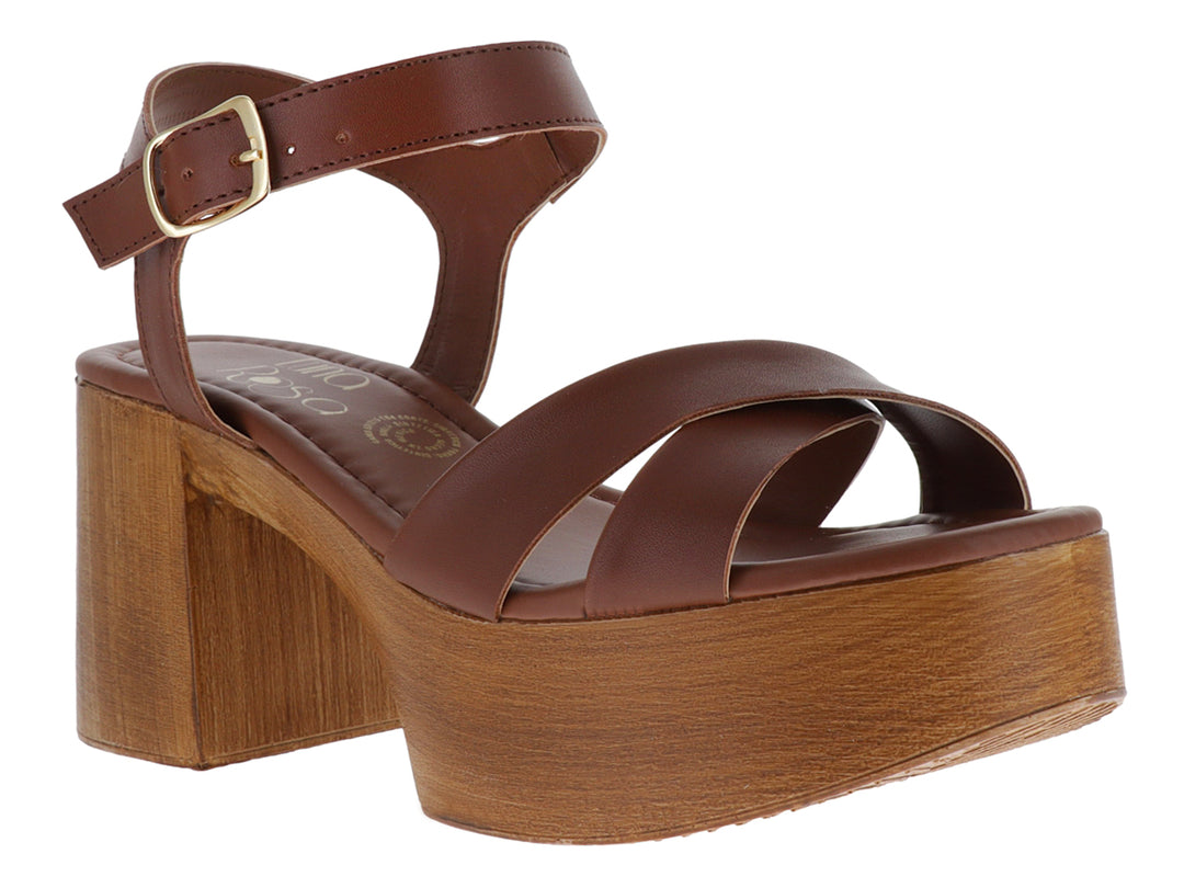 Sandalia color tan con plataforma y tacón efecto madera, tiras cruzadas y correa ajustable al tobillo para mujer.