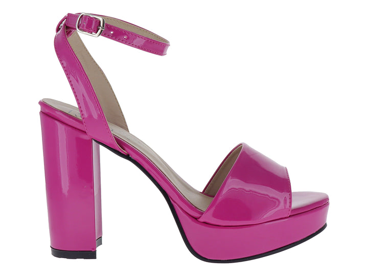 Sandalia de plataforma y tacón grueso en color fucsia brillante con correa ajustable al tobillo.