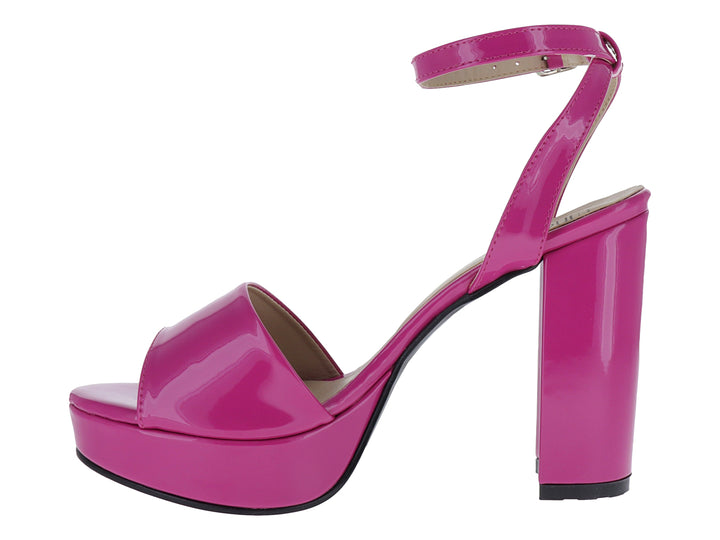 Sandalia de plataforma y tacón grueso en color fucsia brillante con correa ajustable al tobillo.