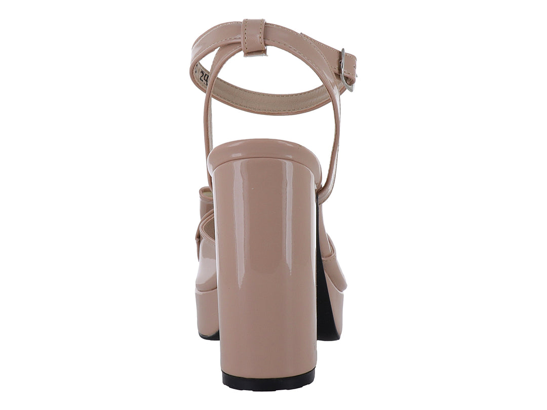 Sandalia beige de charol con plataforma, tacón grueso y detalle de moño frontal.