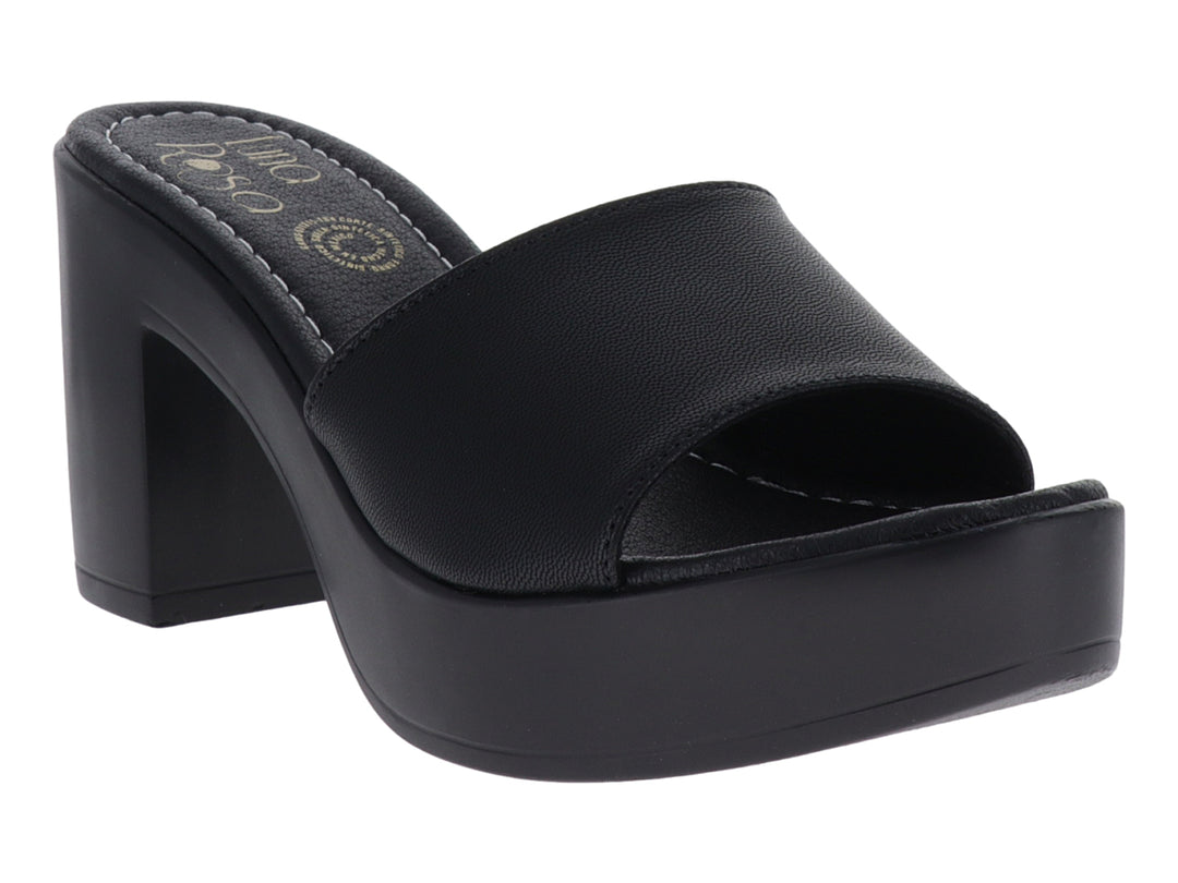 Sandalia de plataforma color negro con tacón grueso y banda frontal ancha para mujer.