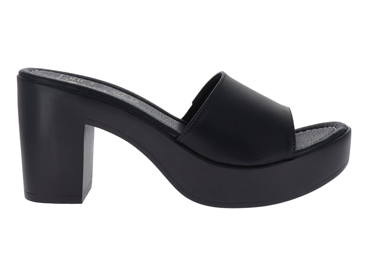 Sandalia de plataforma color negro con tacón grueso y banda frontal ancha para mujer.