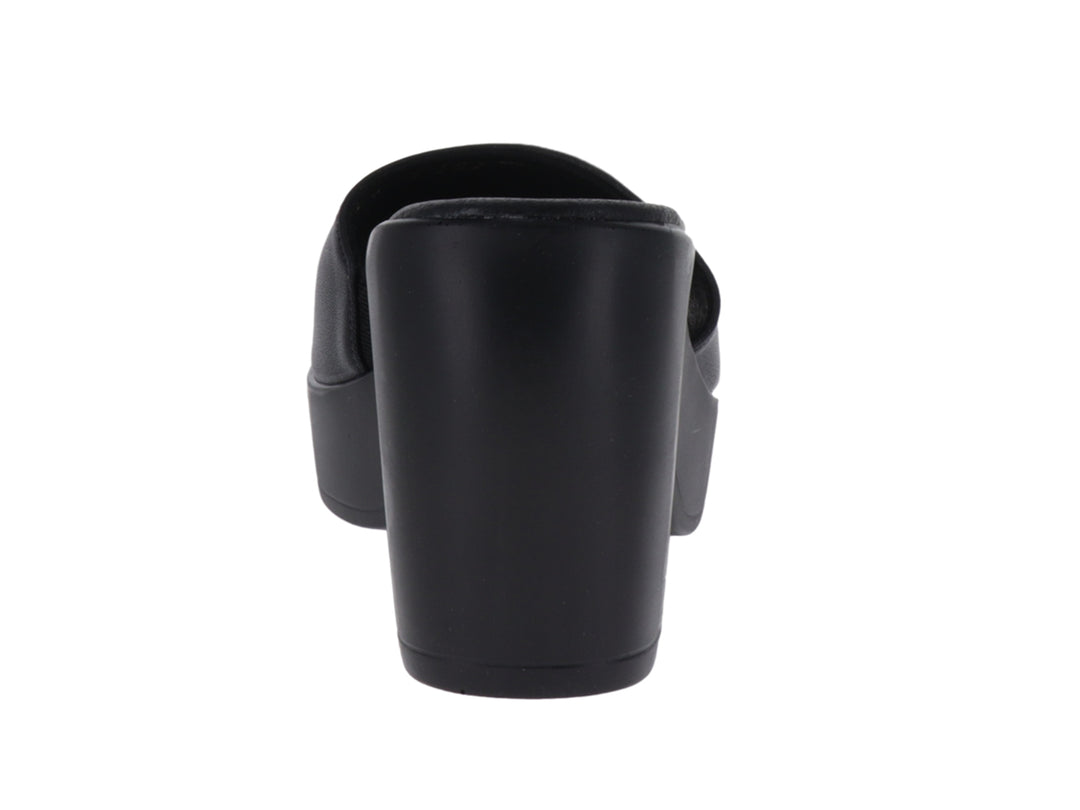 Sandalia de plataforma color negro con tacón grueso y banda frontal ancha para mujer.