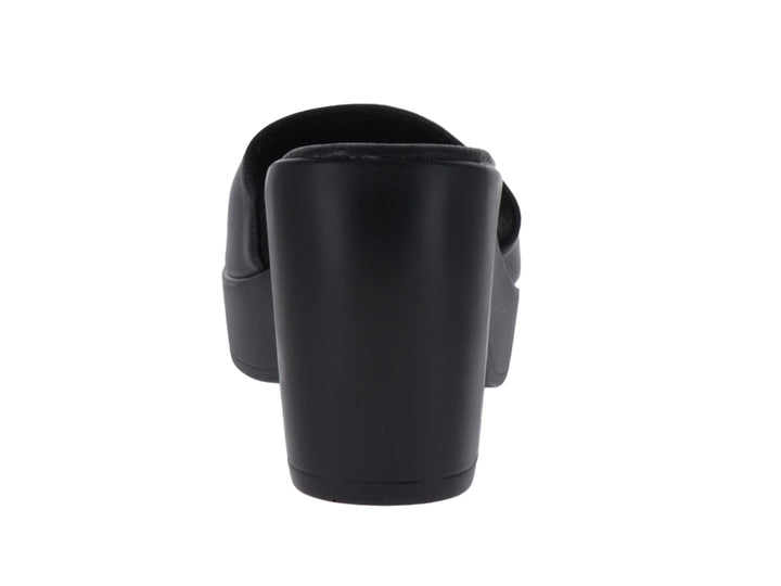 Sandalia de plataforma color negro con tacón grueso y banda frontal ancha para mujer.