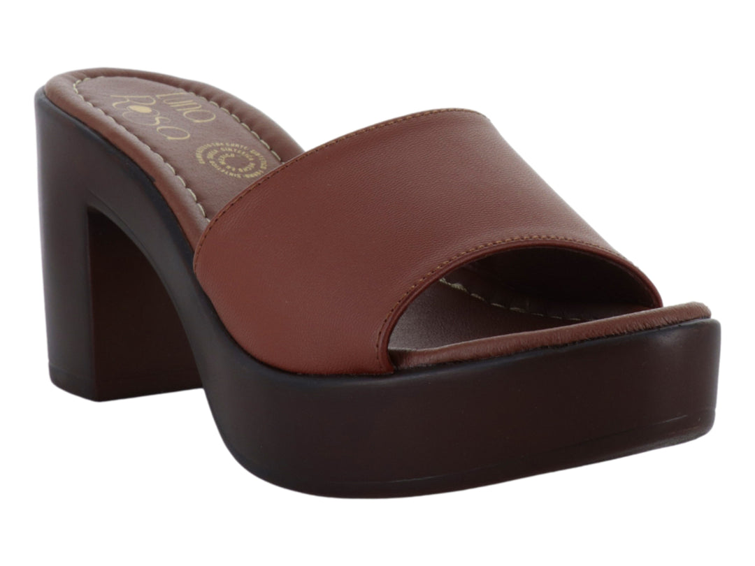 Sandalia de plataforma color tan con tacón grueso y suela marrón oscuro.