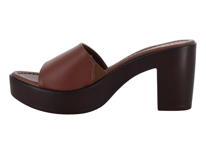 Sandalia de plataforma color tan con tacón grueso y suela marrón oscuro.