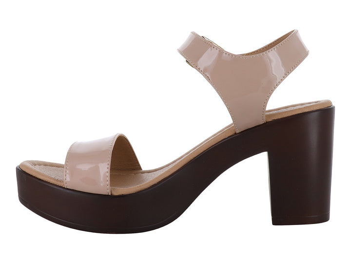 Sandalia de plataforma color beige con acabado brillante en charol y tacón grueso color marrón.