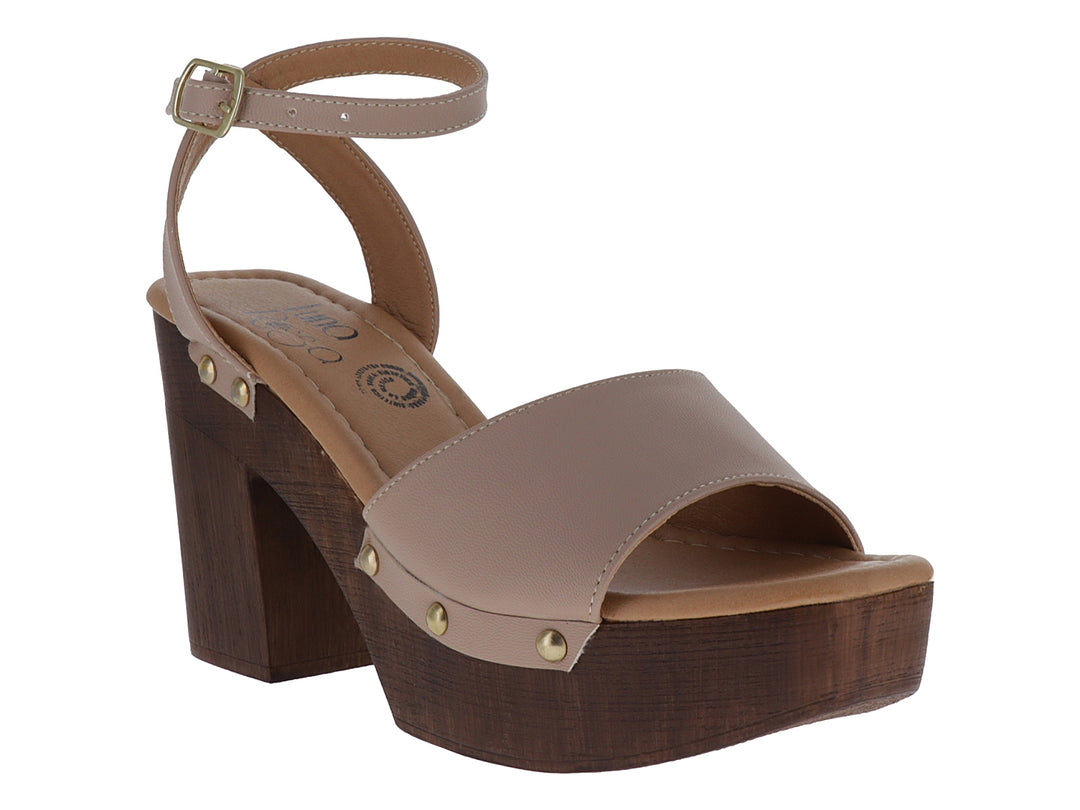 Sandalia de plataforma color beige con tacón grueso efecto madera y correa al tobillo.