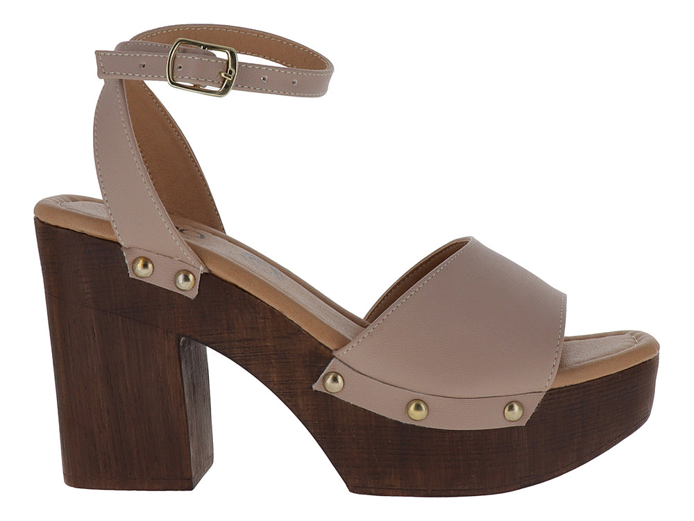 Sandalia de plataforma color beige con tacón grueso efecto madera y correa al tobillo.