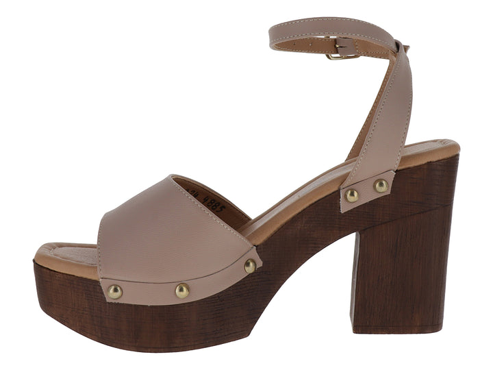 Sandalia de plataforma color beige con tacón grueso efecto madera y correa al tobillo.