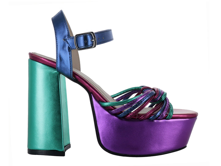 Sandalia de plataforma multicolor con tacón grueso verde, base morada y tiras azules metálicas.