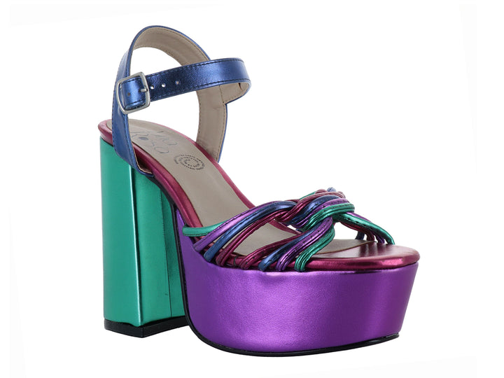Sandalia de plataforma multicolor con tacón grueso verde, base morada y tiras azules metálicas.