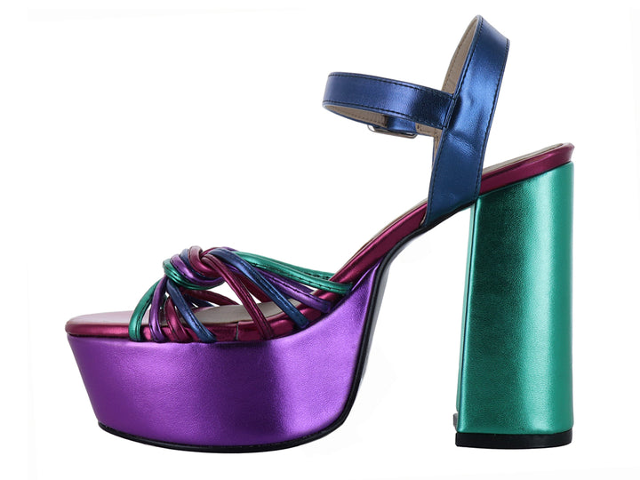 Sandalia de plataforma multicolor con tacón grueso verde, base morada y tiras azules metálicas.