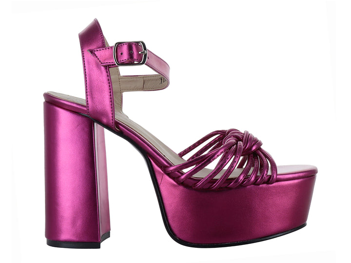 Sandalia de mujer color bugambilia metálico con tacón grueso, plataforma y tiras entrelazadas en la parte frontal.