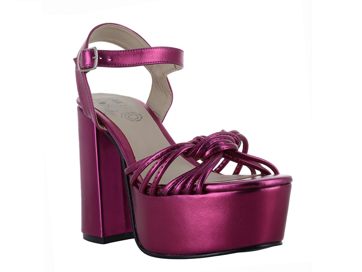 Sandalia de mujer color bugambilia metálico con tacón grueso, plataforma y tiras entrelazadas en la parte frontal.