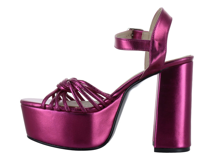 Sandalia de mujer color bugambilia metálico con tacón grueso, plataforma y tiras entrelazadas en la parte frontal.