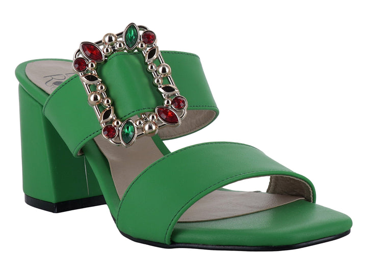 Sandalia verde de tacón cuadrado con hebilla decorativa dorada y detalles en pedrería roja y verde.