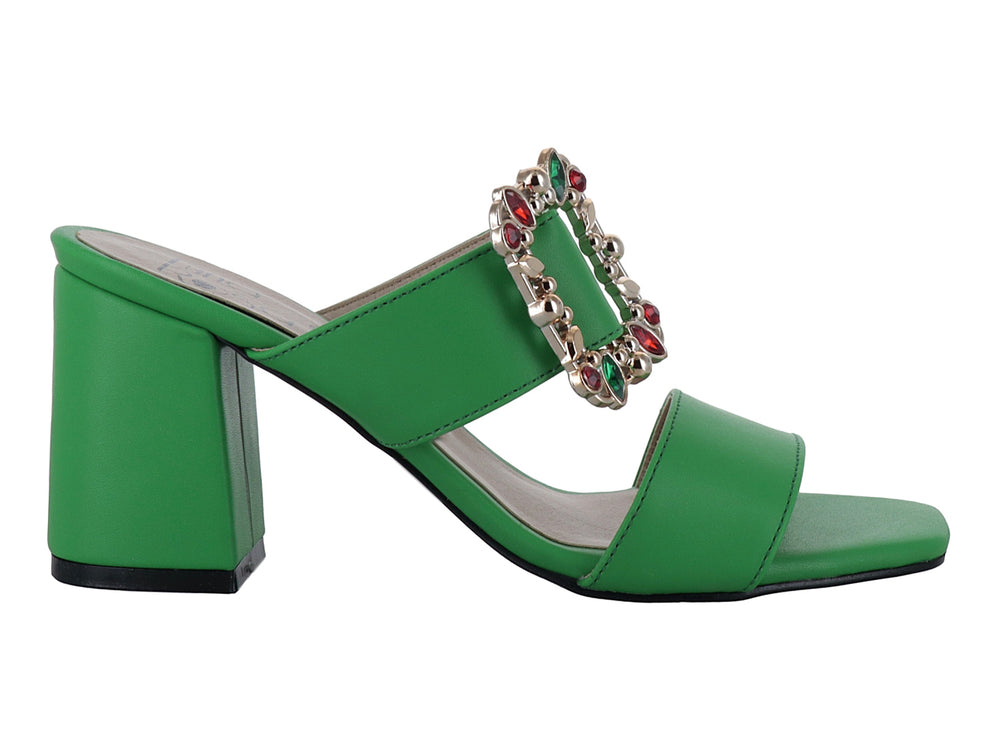 Sandalia verde de tacón cuadrado con hebilla decorativa dorada y detalles en pedrería roja y verde.