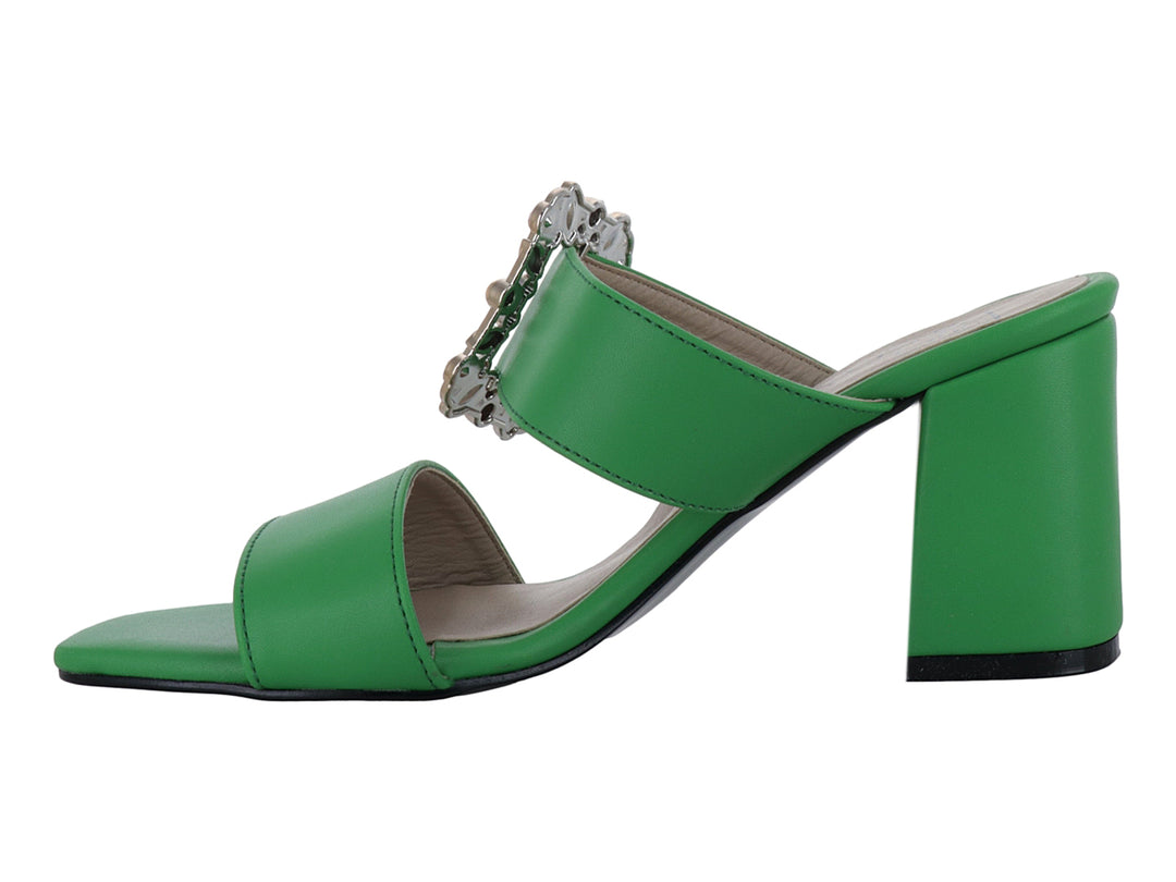 Sandalia verde de tacón cuadrado con hebilla decorativa dorada y detalles en pedrería roja y verde.