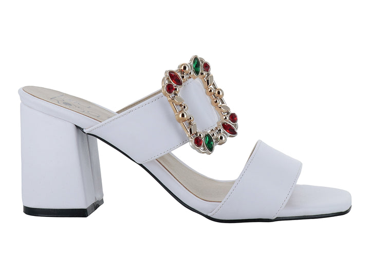 Sandalia blanca para mujer con tacón bloque y hebilla dorada adornada con piedras rojas y verdes.