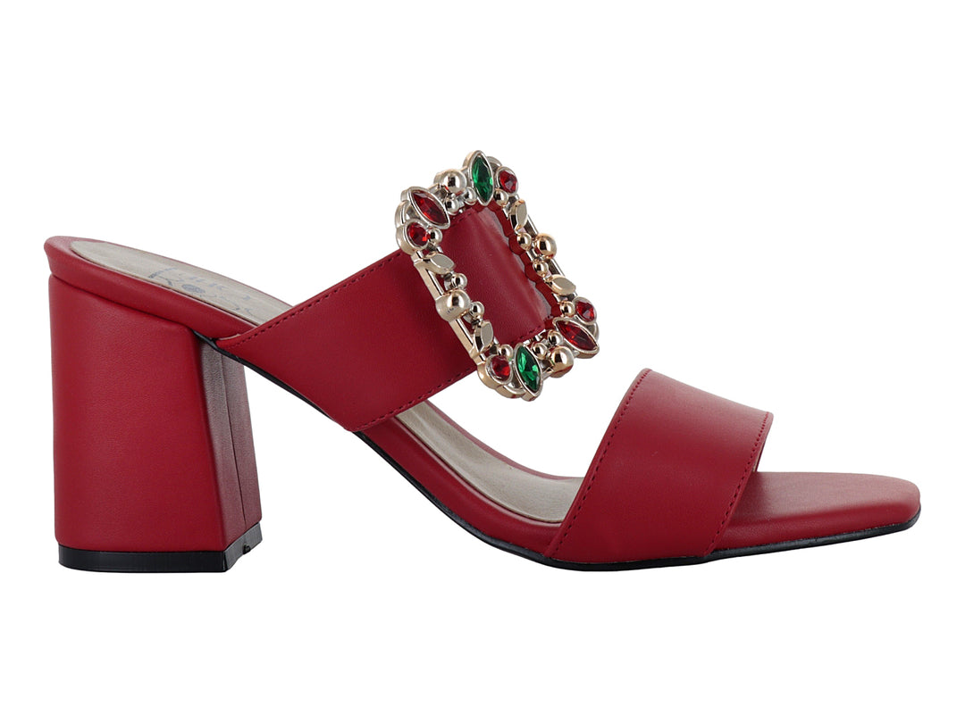 Sandalia roja de tacón cuadrado con hebilla decorativa dorada y pedrería.
