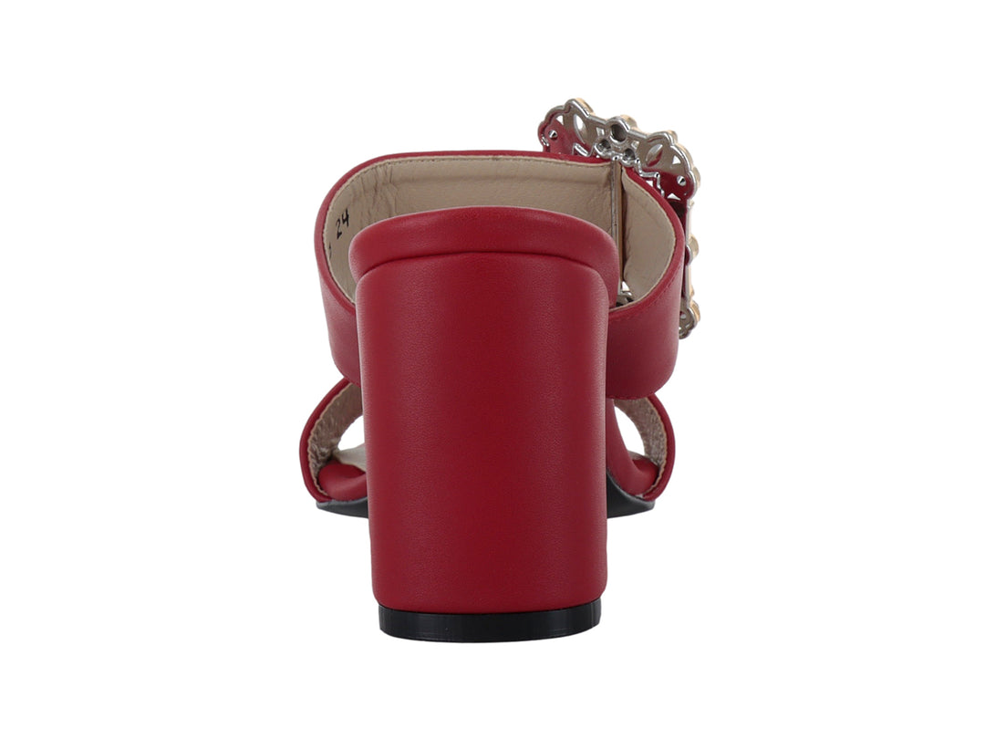 Sandalia roja de tacón cuadrado con hebilla decorativa dorada y pedrería.