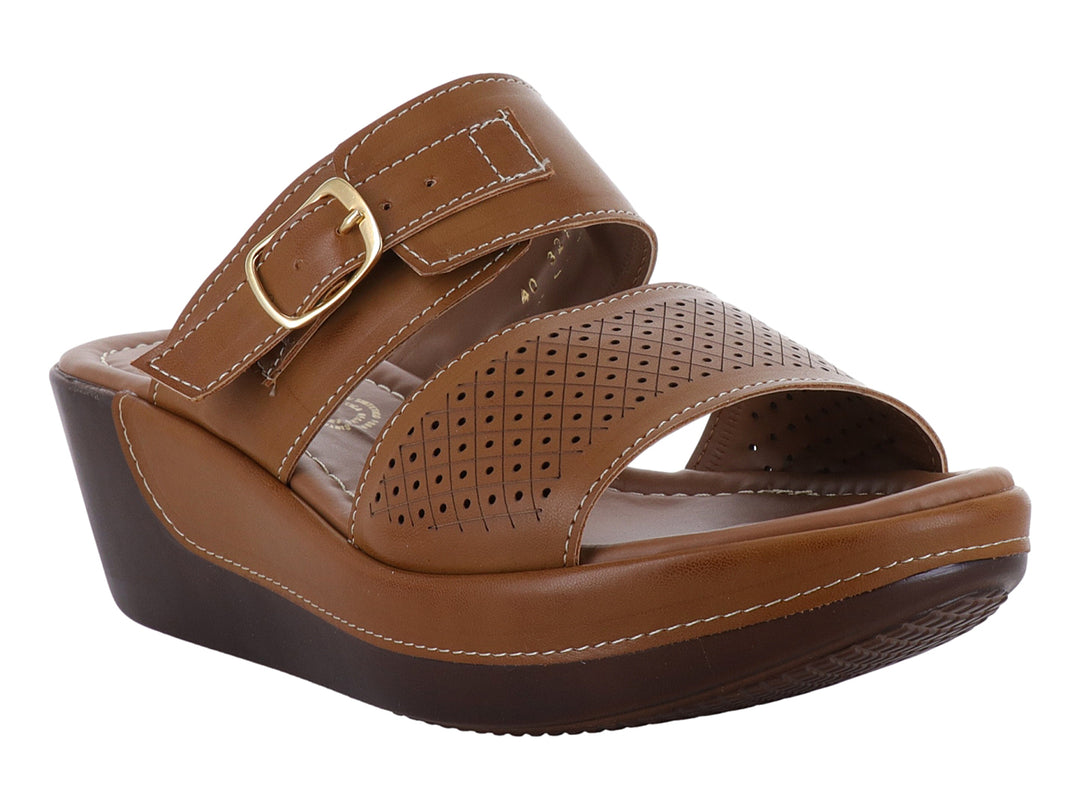 Sandalia de plataforma color topo con correa ajustable y detalle perforado frontal.