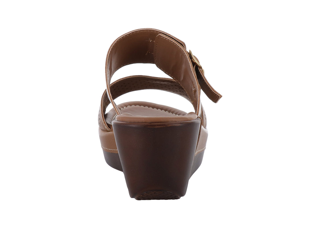 Sandalia de plataforma color topo con correa ajustable y detalle perforado frontal.