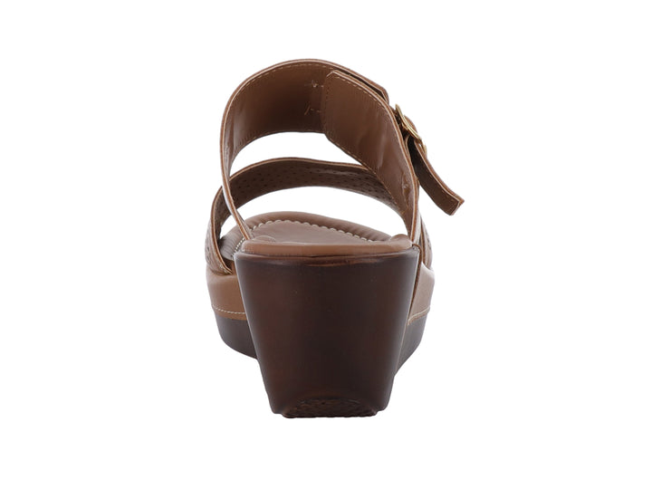 Sandalia de plataforma color topo con correa ajustable y detalle perforado frontal.