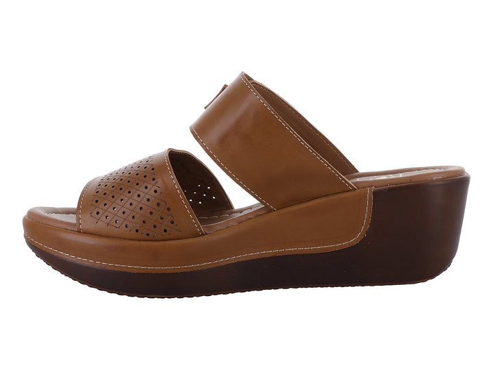 Sandalia de plataforma color topo con correa ajustable y detalle perforado frontal.