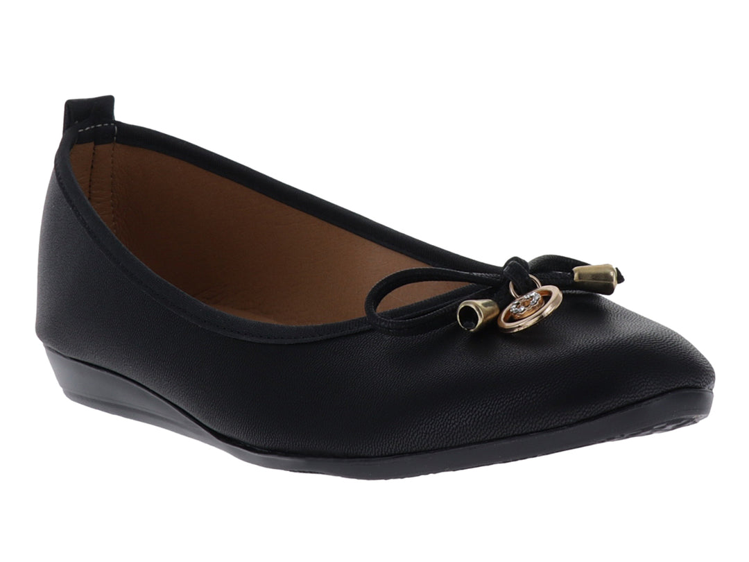 Zapato plano color negro para mujer con detalle decorativo dorado en el empeine.