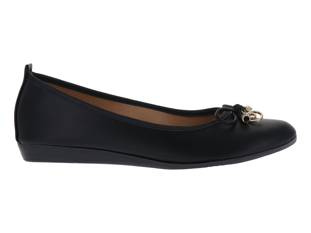 Zapato plano color negro para mujer con detalle decorativo dorado en el empeine.