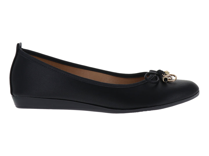 Zapato plano color negro para mujer con detalle decorativo dorado en el empeine.