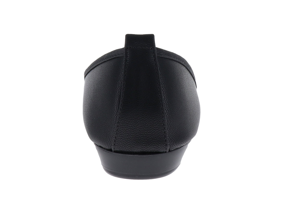 Zapato plano color negro para mujer con detalle decorativo dorado en el empeine.