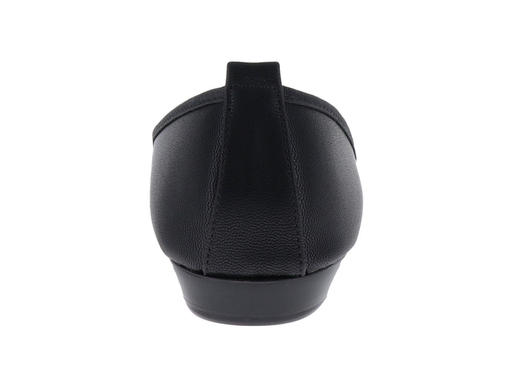 Zapato plano color negro para mujer con detalle decorativo dorado en el empeine.