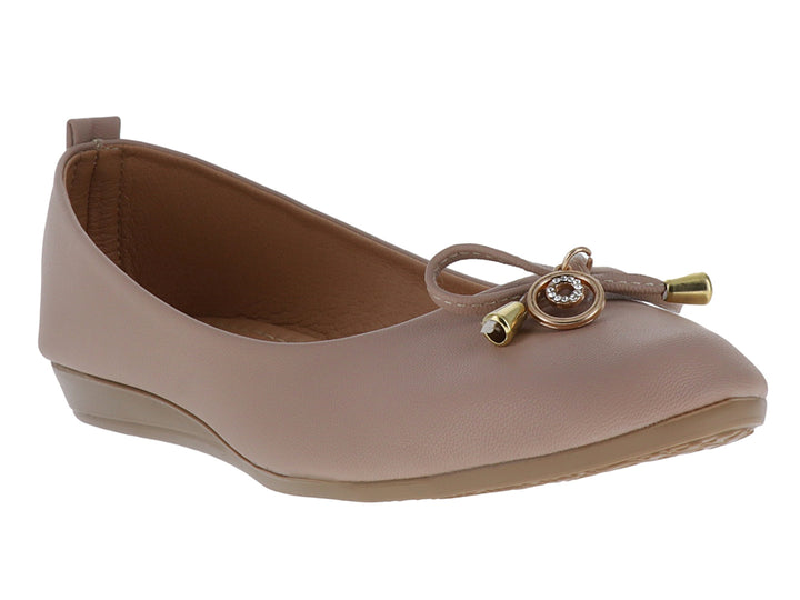 Zapato plano color maquillaje para mujer con detalle de moño y herraje dorado en la parte superior.