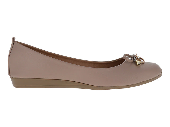 Zapato plano color maquillaje para mujer con detalle de moño y herraje dorado en la parte superior.