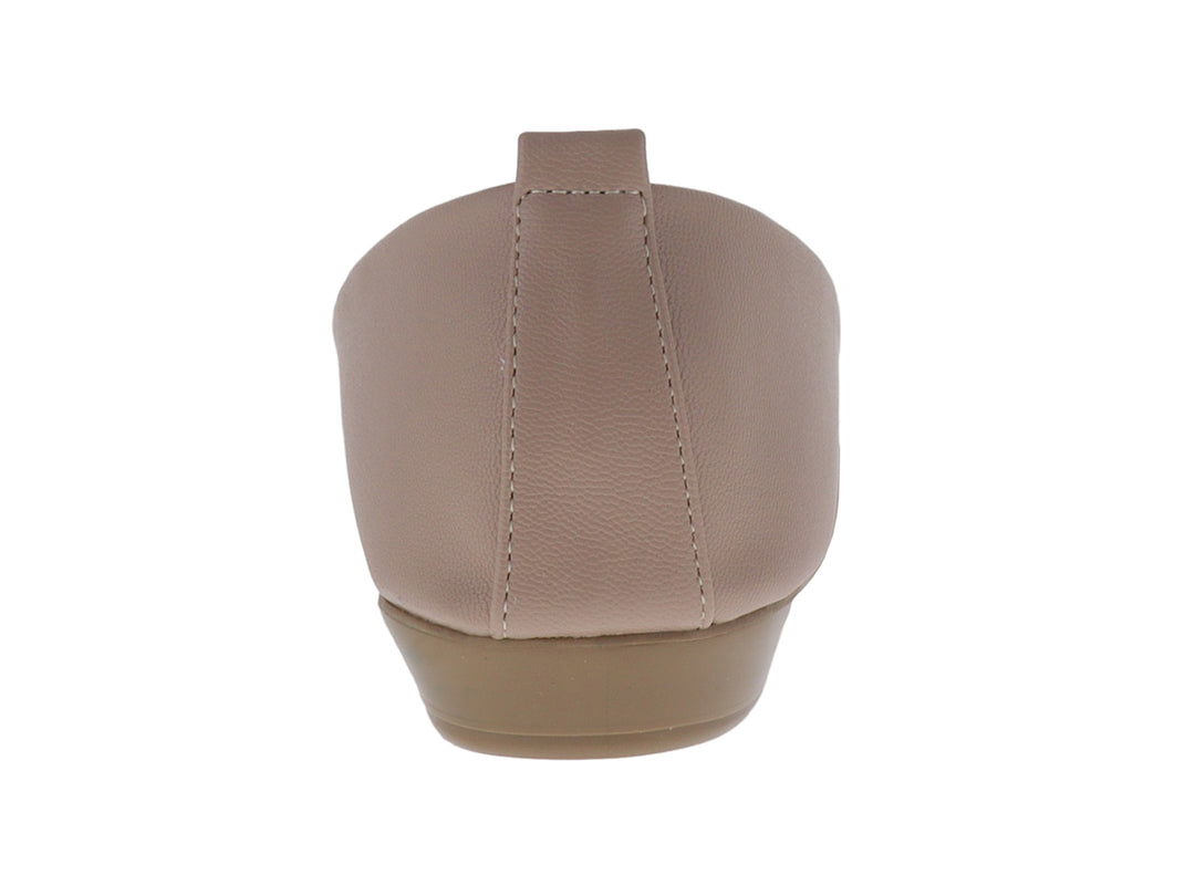 Zapato plano color maquillaje para mujer con detalle de moño y herraje dorado en la parte superior.