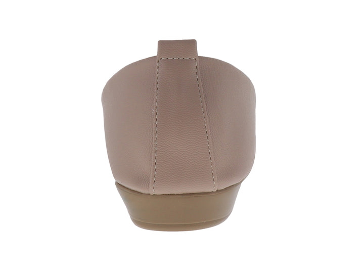 Zapato plano color maquillaje para mujer con detalle de moño y herraje dorado en la parte superior.